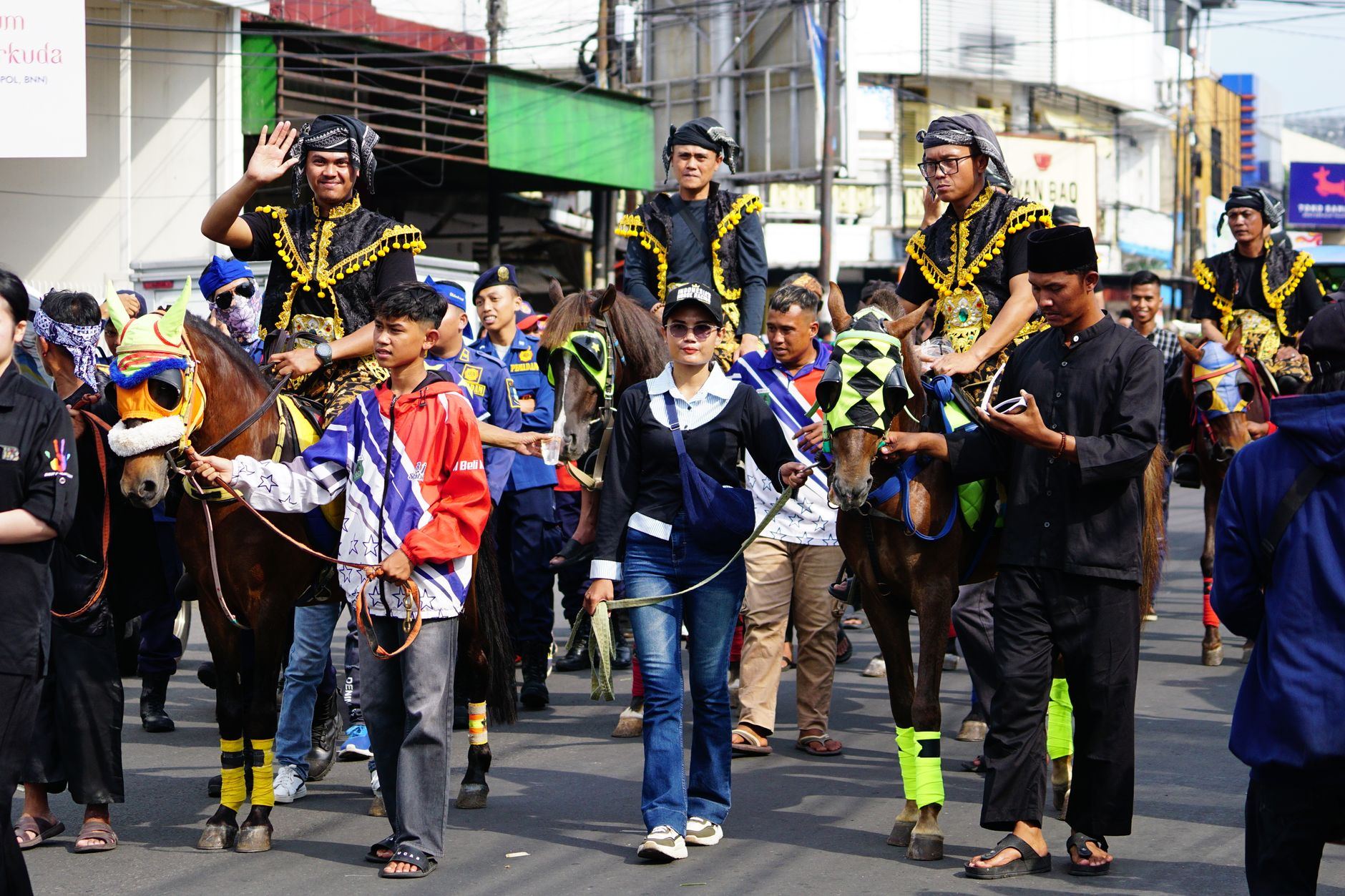 Cavaleiros trajados a caráter cavalgando lado a lado numa praça