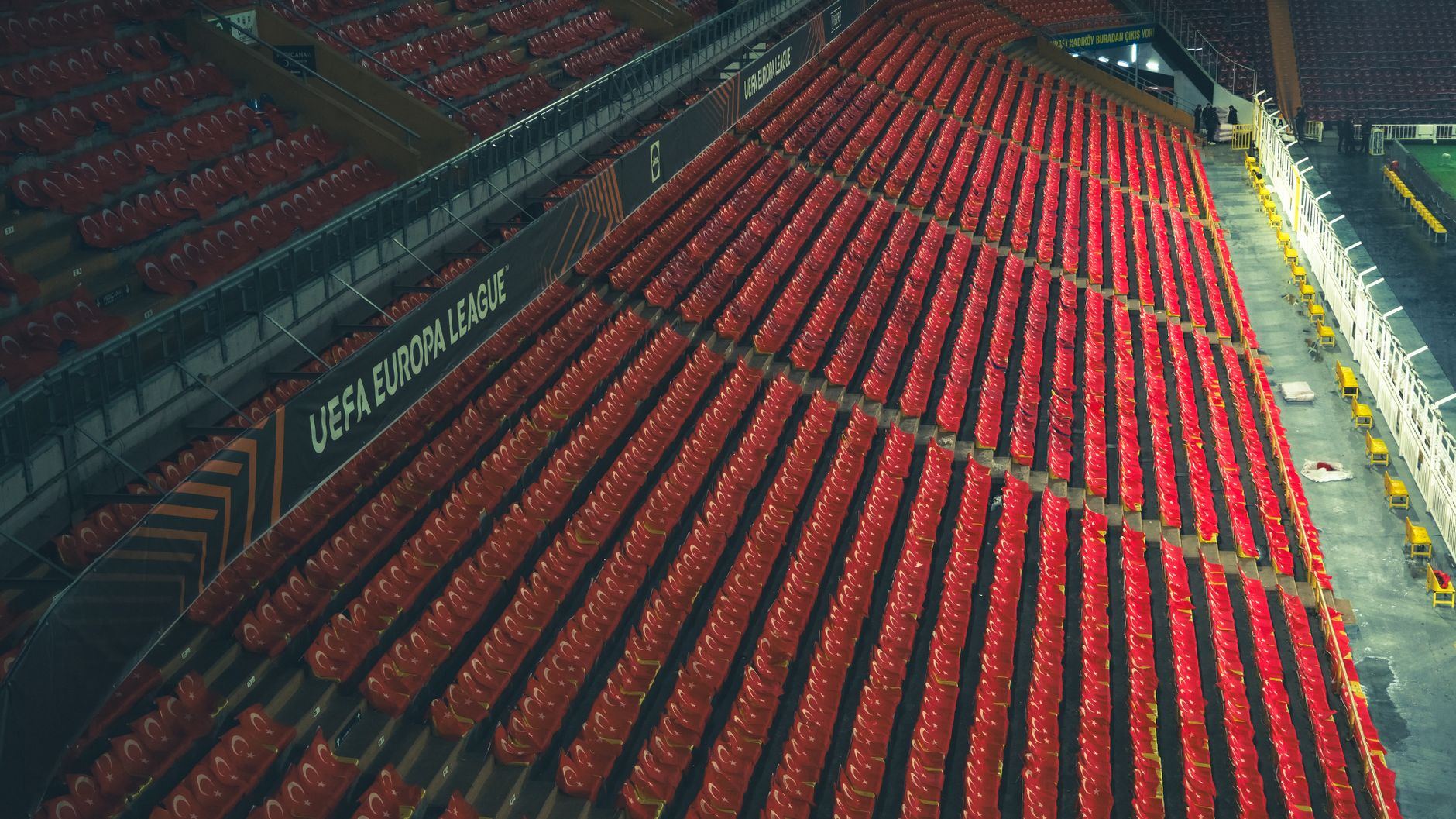 Arquibancada vazia de um estádio ao entardecer