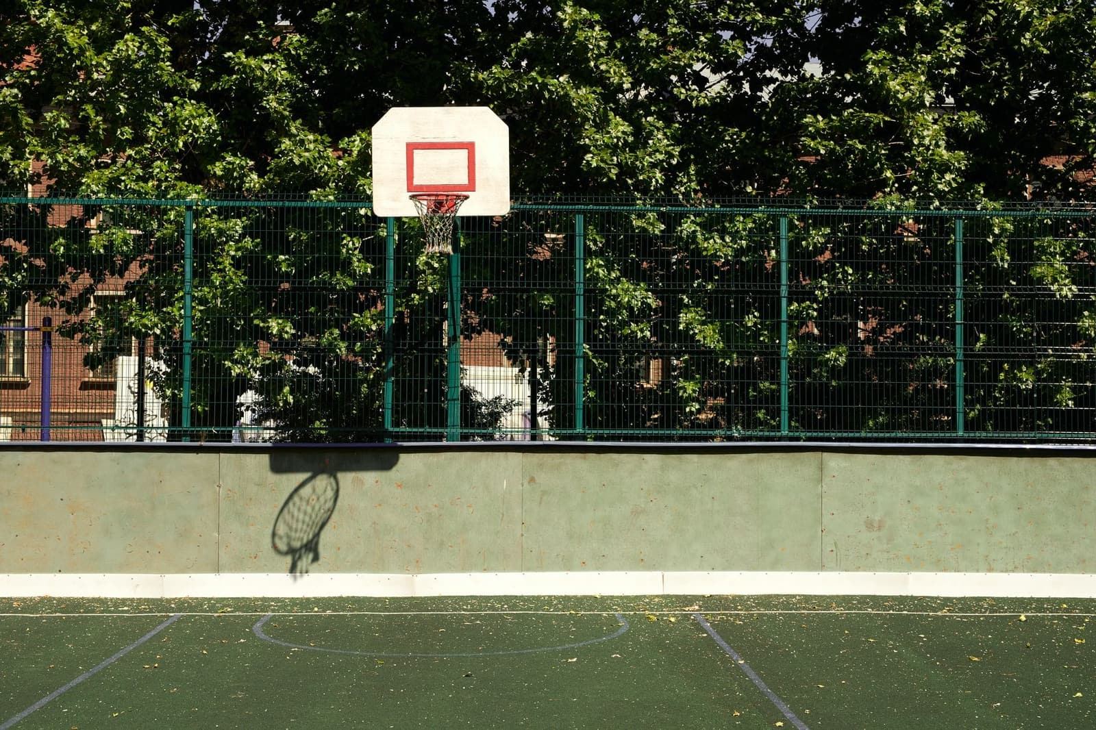 Tabela e aro de uma quadra de basquete ao ar livre