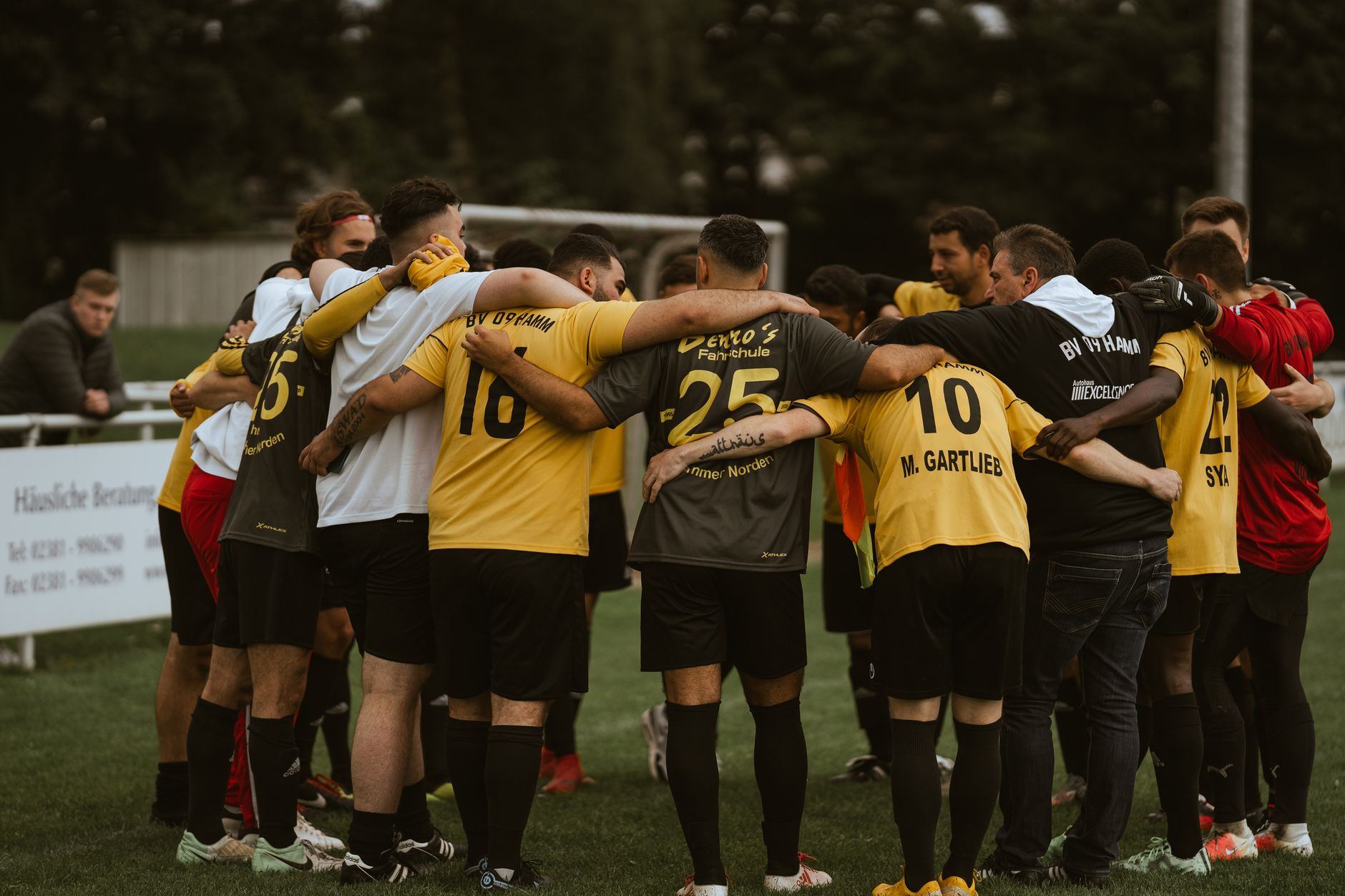 Time de futebol reunido em roda antes de um treino
