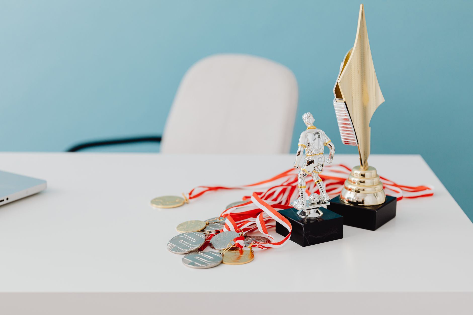 Vitrine com troféus e medalhas esportivas expostos lado a lado