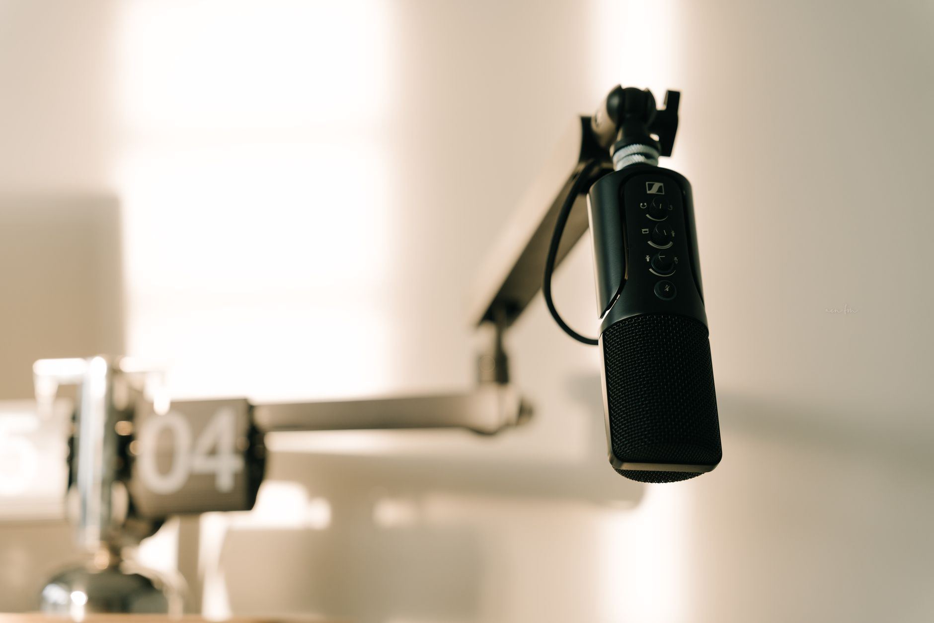 Microfone de estúdio em primeiro plano durante gravação de podcast